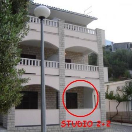 Studio Ground Floor With Terace Brela Buitenkant foto